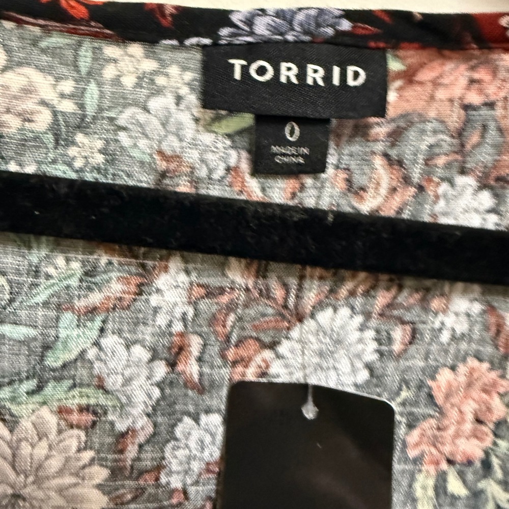 Torrid Black Floral Textured Stretch Rayon Babydoll Top Size 0 L 12 NEW - Picture 7 of 9
